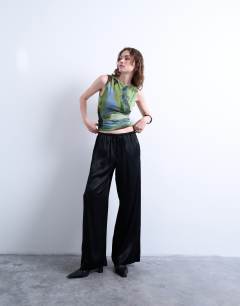 Model wearing Abstract print ruched side tank in green