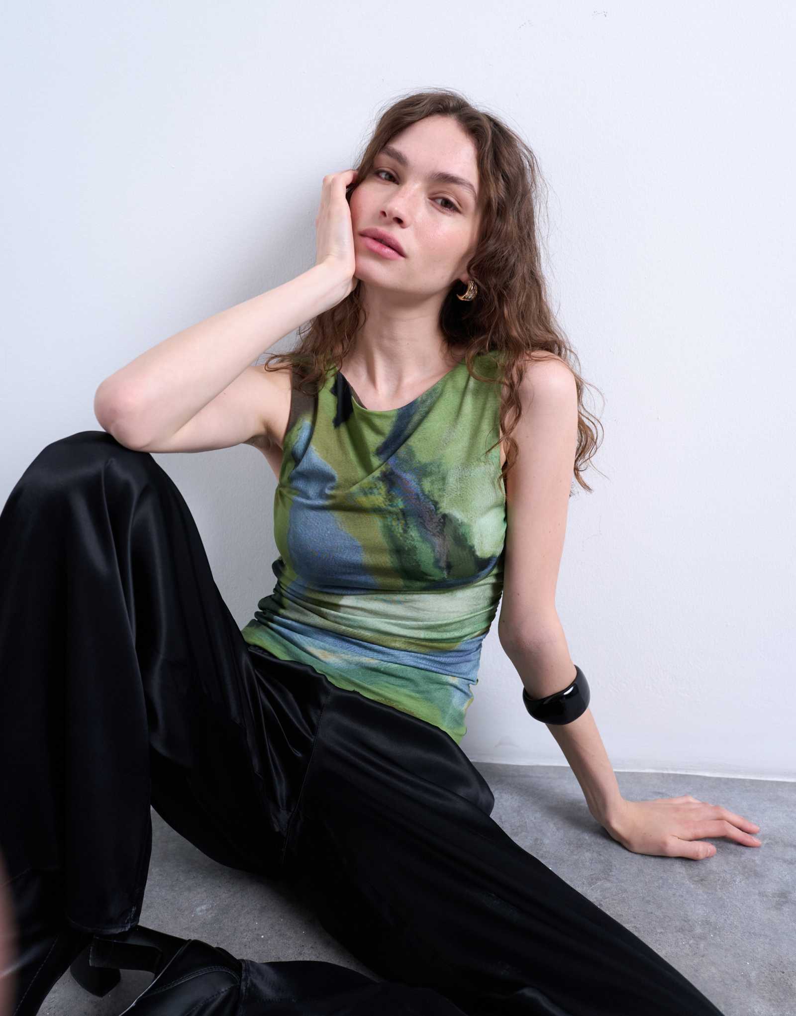 Зеленая майка с рюшами по бокам и абстрактным принтом Topshop