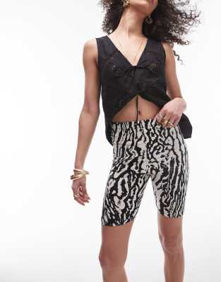 abstract zig zag printed legging shorts in black and white