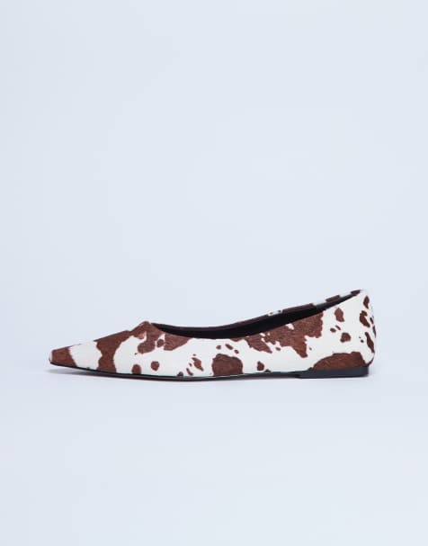 Topshop – Ace – Płaskie buty z noskami w szpic z naturalnej skóry we wzór w krowie łaty - view 1