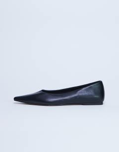 Ace point toe flat shoe in black