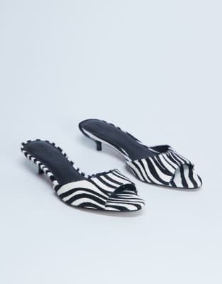 Topshop - Alba - Peeptoe-Mules aus Echtleder mit Zebramuster, Ponyhaar-Struktur und Kitten-Absatz-Schwarz