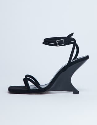  Alexa sculptured wedge sandal in black
