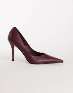 Model wearing Alexander high heel court shoe in burgundy