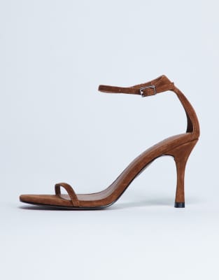Topshop - Alexi - Sandale aus echtem Wildleder mit Absatz und zwei Riemen in Kamelbraun-Neutral