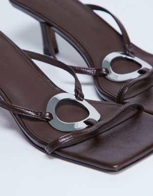 Topshop - Alice - Absatz-Mules in Schokobraun mit eckiger Zehenpartie und Metallverzierung-Brown