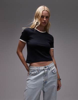 Topshop - Alltags-T-Shirt in Schwarz mit farblich abgesetztem Rüschenrand