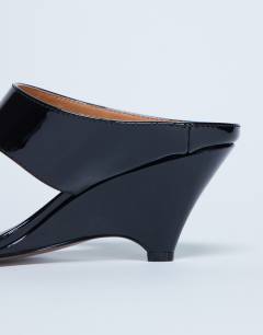Model wearing Ally toe thong wedge sandal in black