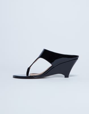 Topshop - Ally - Zehensteg-Sandalen in Schwarz mit Keilabsatz