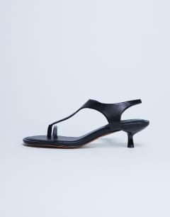 Amber toe thong mid heel in black
