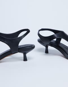 Model wearing Amber toe thong mid heel in black