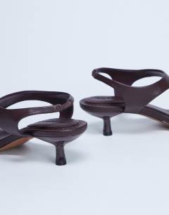 Model wearing Amber toe thong mid heel in burgundy