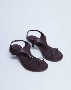 Model wearing Amber toe thong mid heel in burgundy