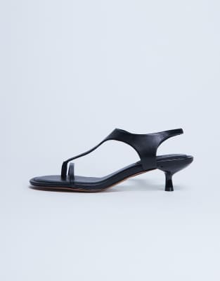 Topshop - Amber - Zehensteg-Sandaletten in Schwarz mit mittelhohem Absatz