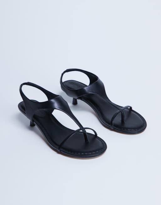 Topshop – Amber – Zehensteg-Sandaletten in Schwarz mit mittelhohem Absatz, 4 von 4