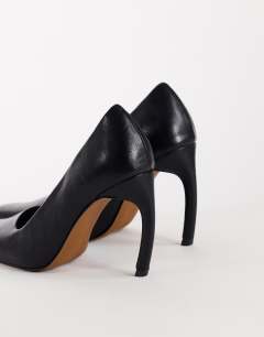Model wearing Amos chiselled banana heel court shoe in black