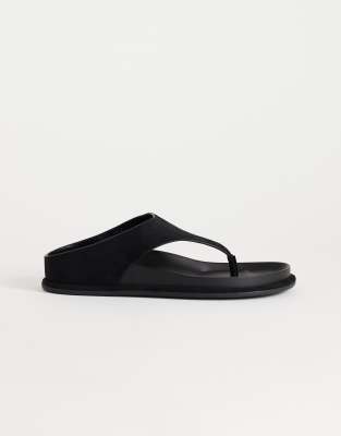 Topshop - Angela - Flache Sandalen in Schwarz mit Zehensteg und Fußbett