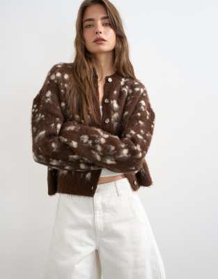 Topshop - Angeraute Strickjacke in Braun mit Tierfellmuster