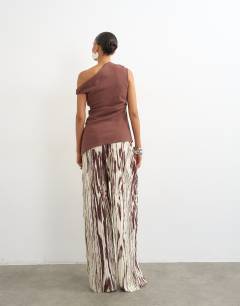 Model wearing Animal plisse wide leg trouser in brown