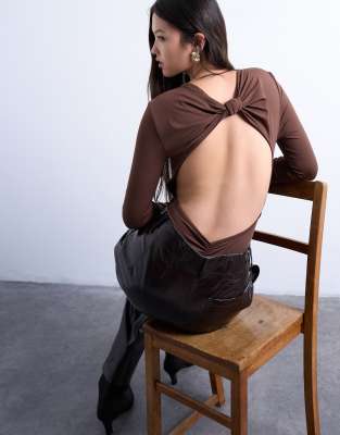 Topshop - Anschmiegsamer, langärmliger Body in Schokobraun mit Knotendetail hinten-Brown