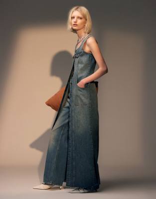 Topshop - Ärmelloses Maxikleid aus Denim in Dirty-Blau