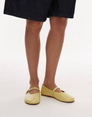 Topshop - Ash - Geraffte Leder-Ballerinas in Blassgelb mit Schnalle