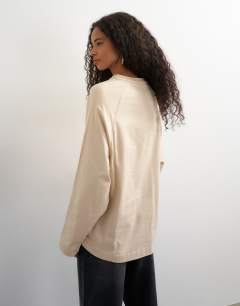Model wearing Asymmetric hem raglan sleeve skater t-shirt in ecru