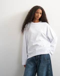 Model wearing Asymmetric hem raglan sleeve skater t-shirt in white