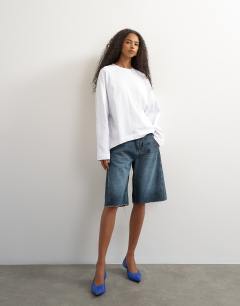 Model wearing Asymmetric hem raglan sleeve skater t-shirt in white