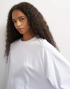 Model wearing Asymmetric hem raglan sleeve skater t-shirt in white