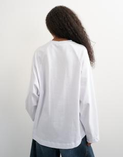 Model wearing Asymmetric hem raglan sleeve skater t-shirt in white