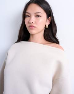 Model wearing Asymmetric off shoulder sweat in beige