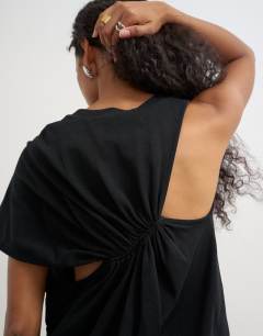 Model wearing Asymmetric ruched back tee in black
