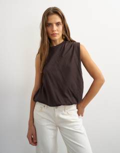 Model wearing Asymmetric ruched back tee in chocolate