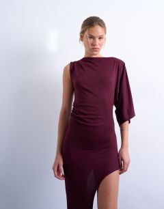 Model wearing Asymmetric tunic detail one sleeve maxi dress in burgundy