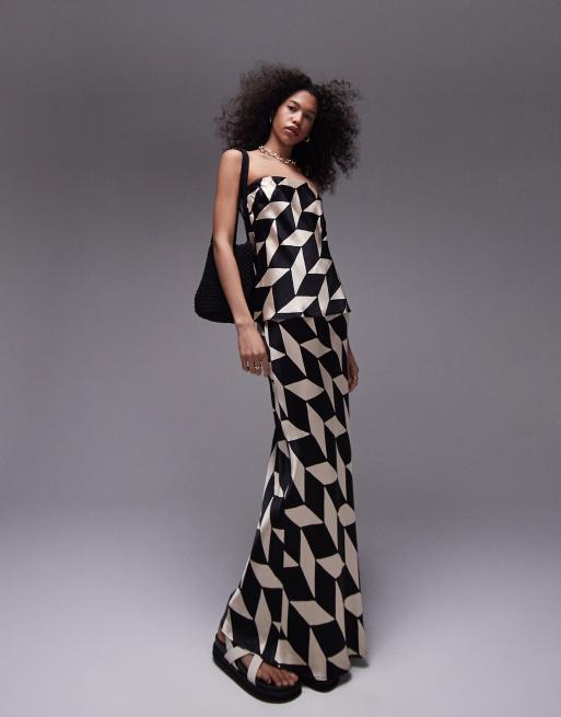 Topshop – Asymmetrisch geschnittener Rock aus Satin mit geometrischem Muster in Schwarz-Weiß, Kombiteil