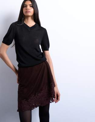 Topshop - Asymmetrischer Minirock aus Samt in Schokobraun mit Spitzenbesatz-Brown
