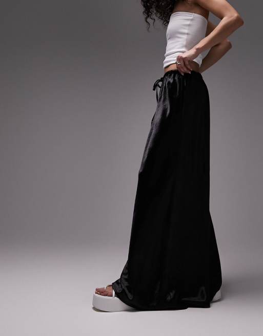 Topshop – Asymmetrischer Satin-Maxirock in Schwarz im Wet-Look mit Kordelzug