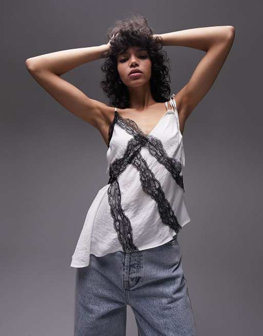 Topshop – Asymmetrisches Camisole in Elfenbeinweiß und Schwarz mit Spitzeneinsatz