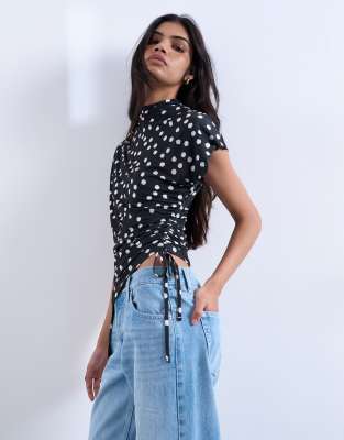 Topshop - Asymmetrisches, gerafftes Oberteil in Schwarz mit Punktemuster