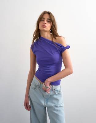 Topshop - Asymmetrisches Oberteil in Lila mit geraffter Schulterpartie