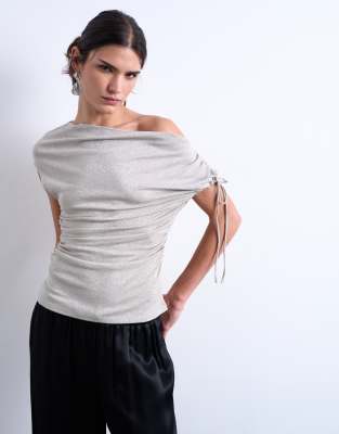 Topshop - Asymmetrisches Oberteil in Metallic-Silber mit geraffter Taille