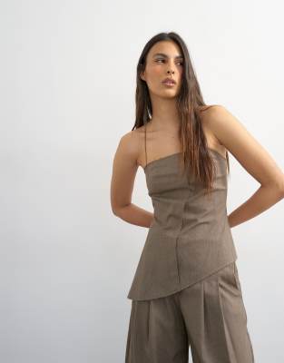 Topshop - Asymmetrisches, trägerloses Oberteil in Braun mit unversäubertem Saum, Kombiteil-Brown