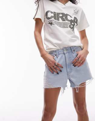 Topshop - Ausgebleichte Mom-Jeansshorts mit A-Linien-Schnitt und Zierrissen-Blau