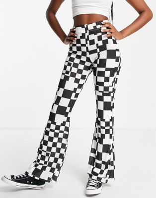Topshop – Ausgestellte Hose mit Schachbrettmuster in Schwarz-Weiß