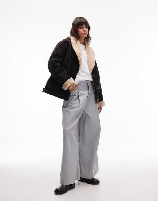 Topshop – Automantel in Schwarz mit Lammfell in Creme