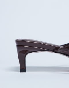 Model wearing Autumn minimal mid heel sandal in chocolate