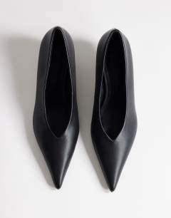 Model wearing Avril kitten heel mid court shoe in black
