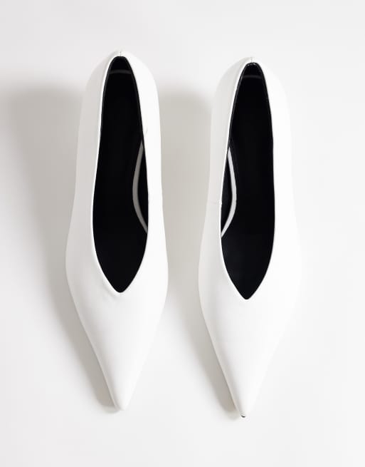 Topshop Avril kitten heel mid court shoe in white, 3 of 4