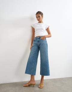 Model wearing Awkward crop jean in vintage blue
